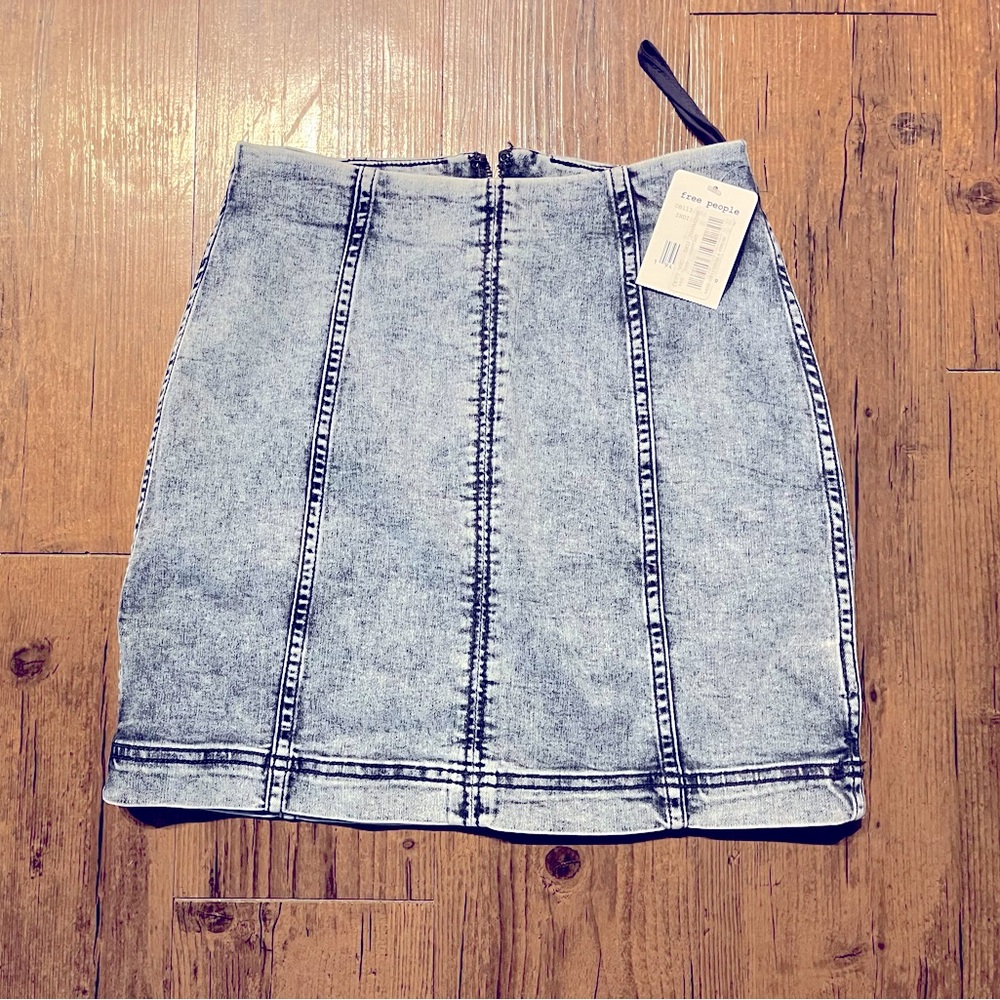 NWT FREE PEOPLE DENIM MINI SKIRT INDIGO ACID WASH SIZE 4 RETAILS $60